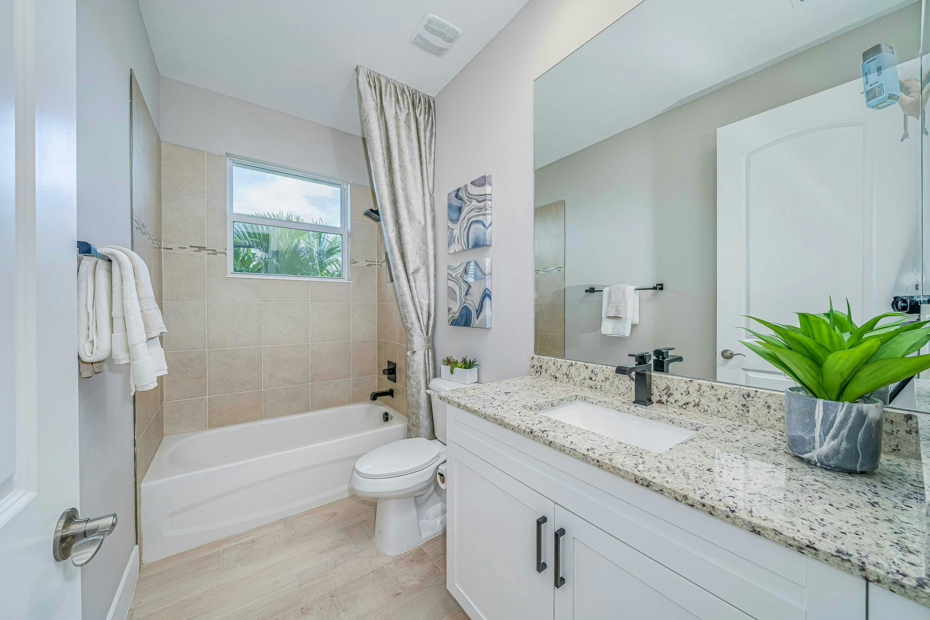 Secondary Bath | Aurora 25