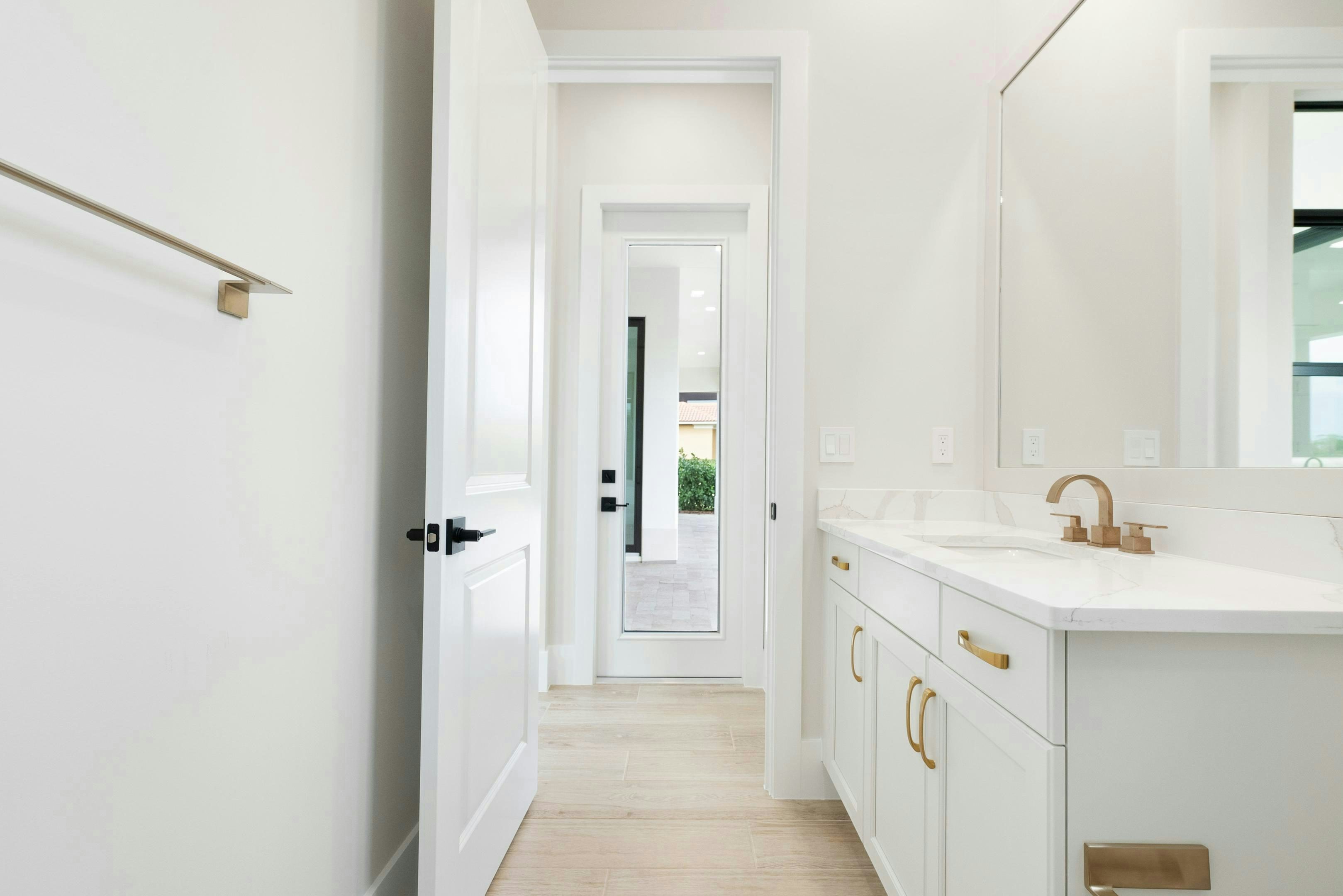 Cabana Bath | 109 SE Via Verona