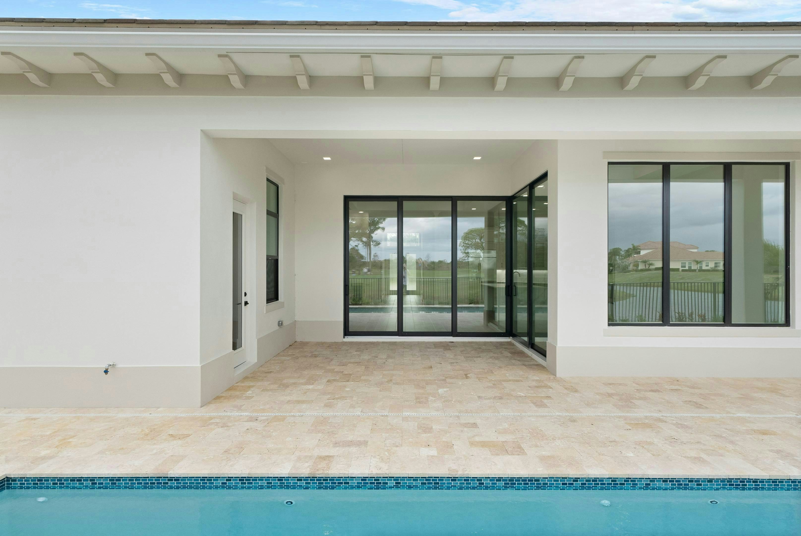 Lanai | 109 SE Via Verona