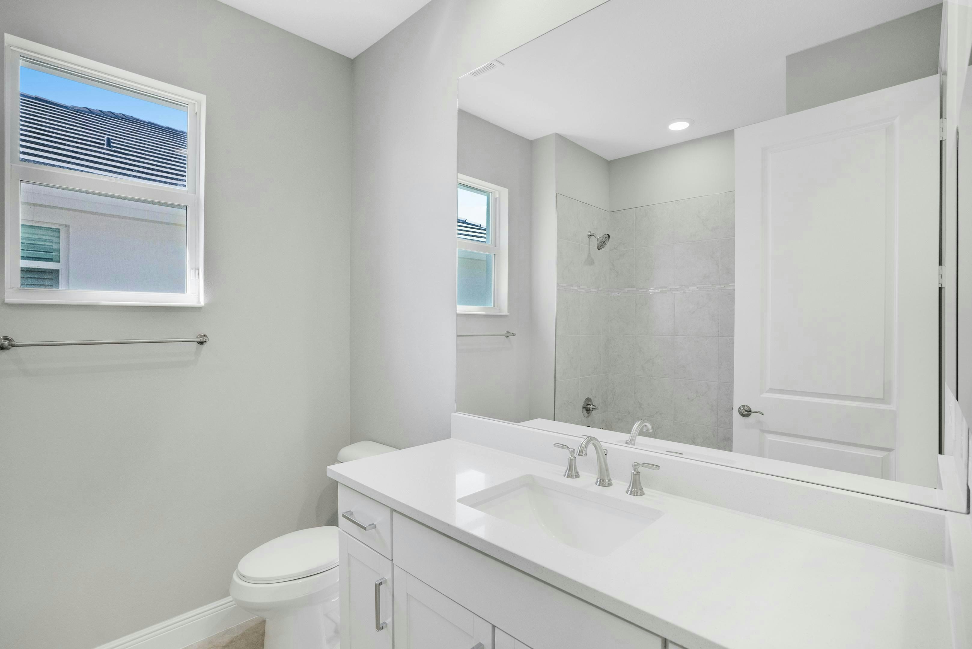 Secondary Bath | 12446 SW Sunrise Lake Terrace