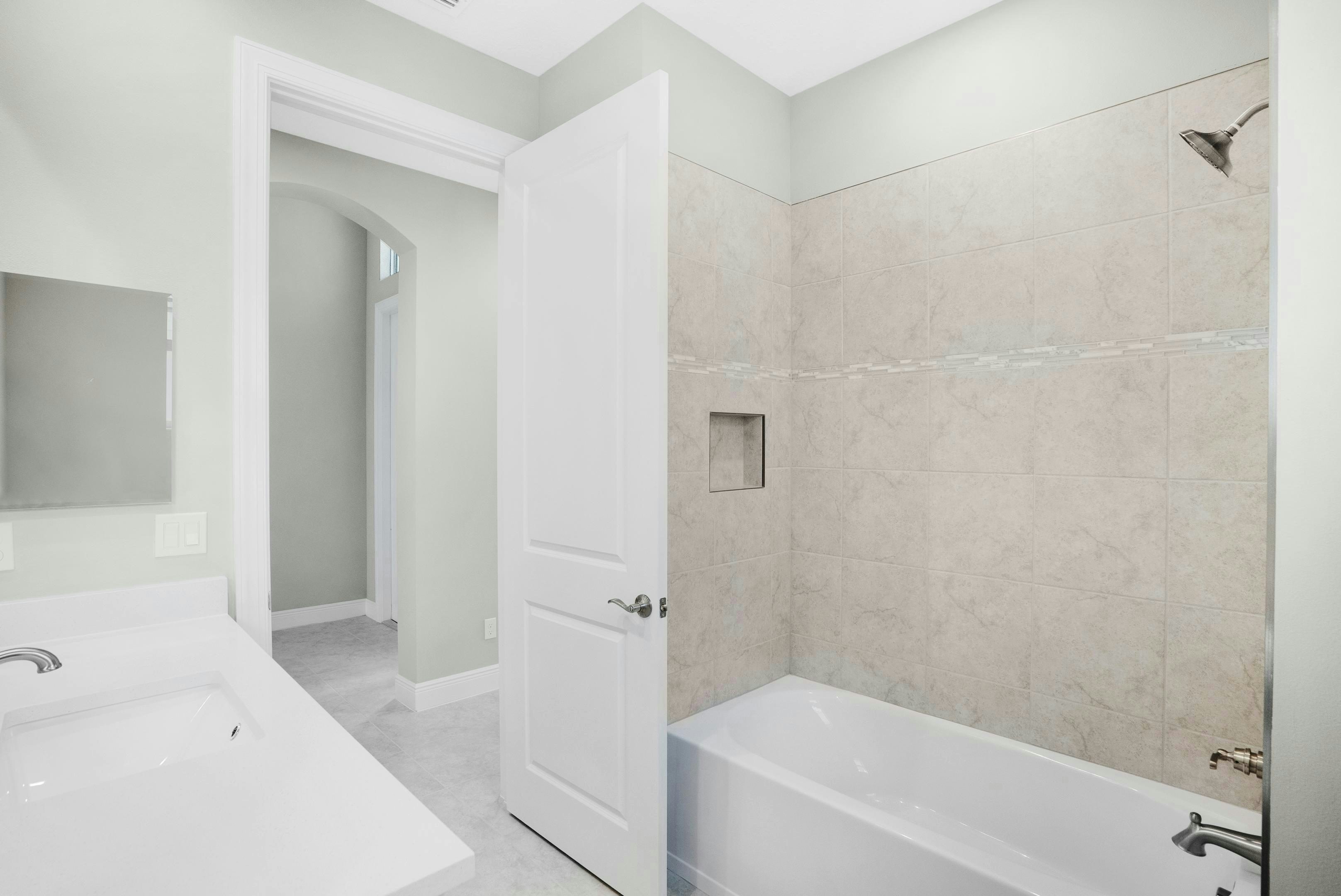 Secondary Bath | 12446 SW Sunrise Lake Terrace