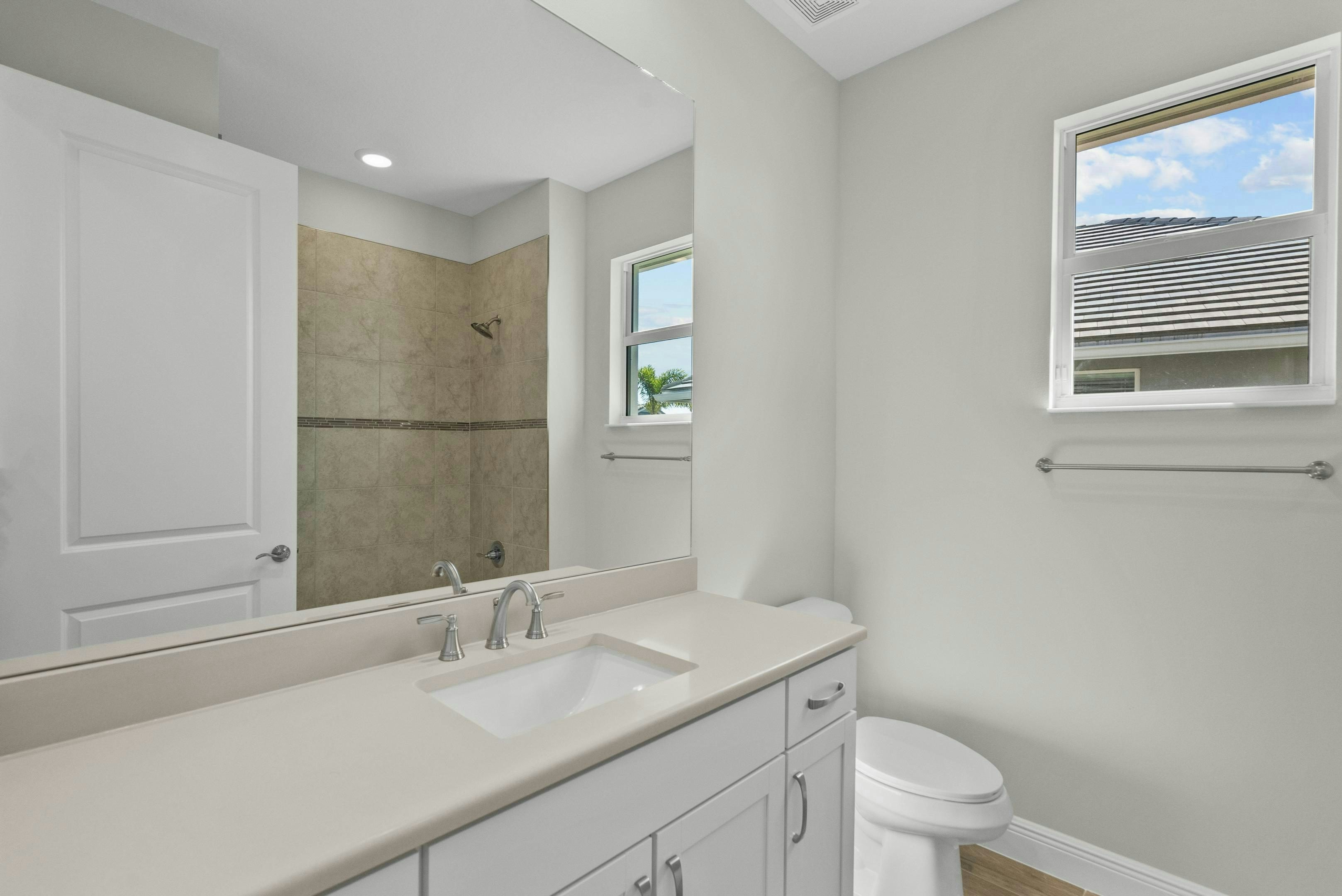 Secondary Bath | 12501 SW Sunrise Lake Terrace