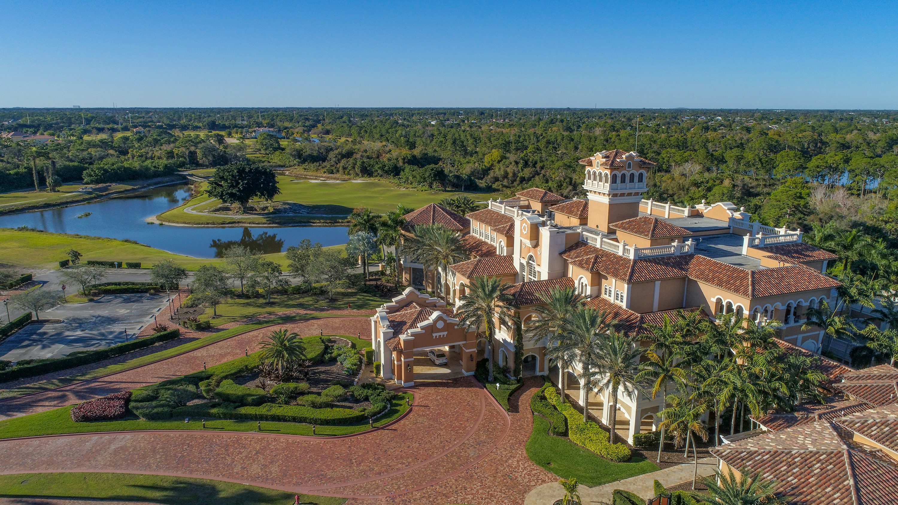 Lakefront Clubhouse | Tesoro Club