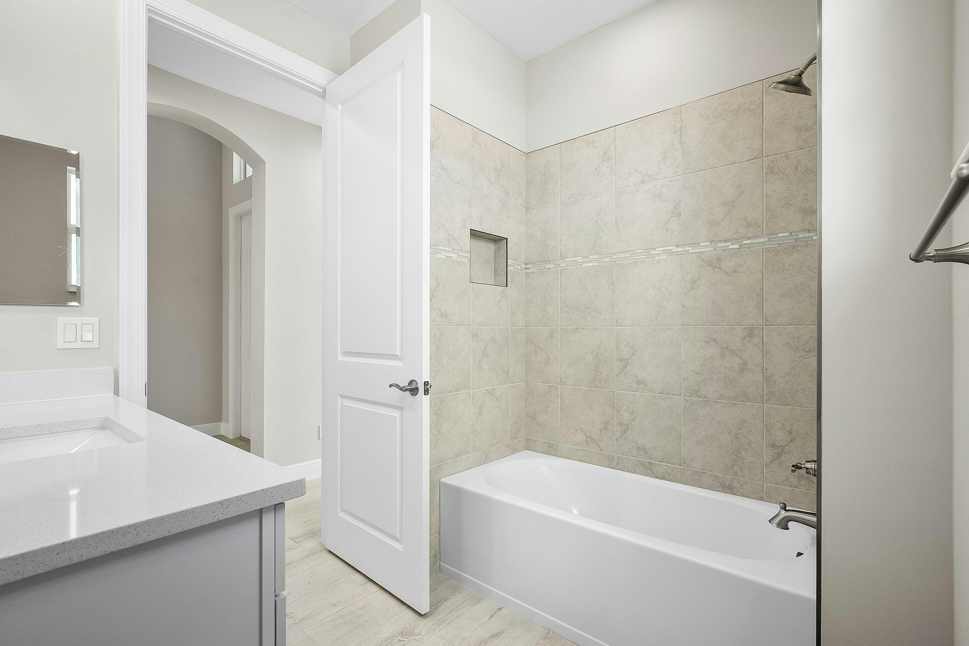 Secondary Bath | 12471 SW Sunrise Lake Terrace