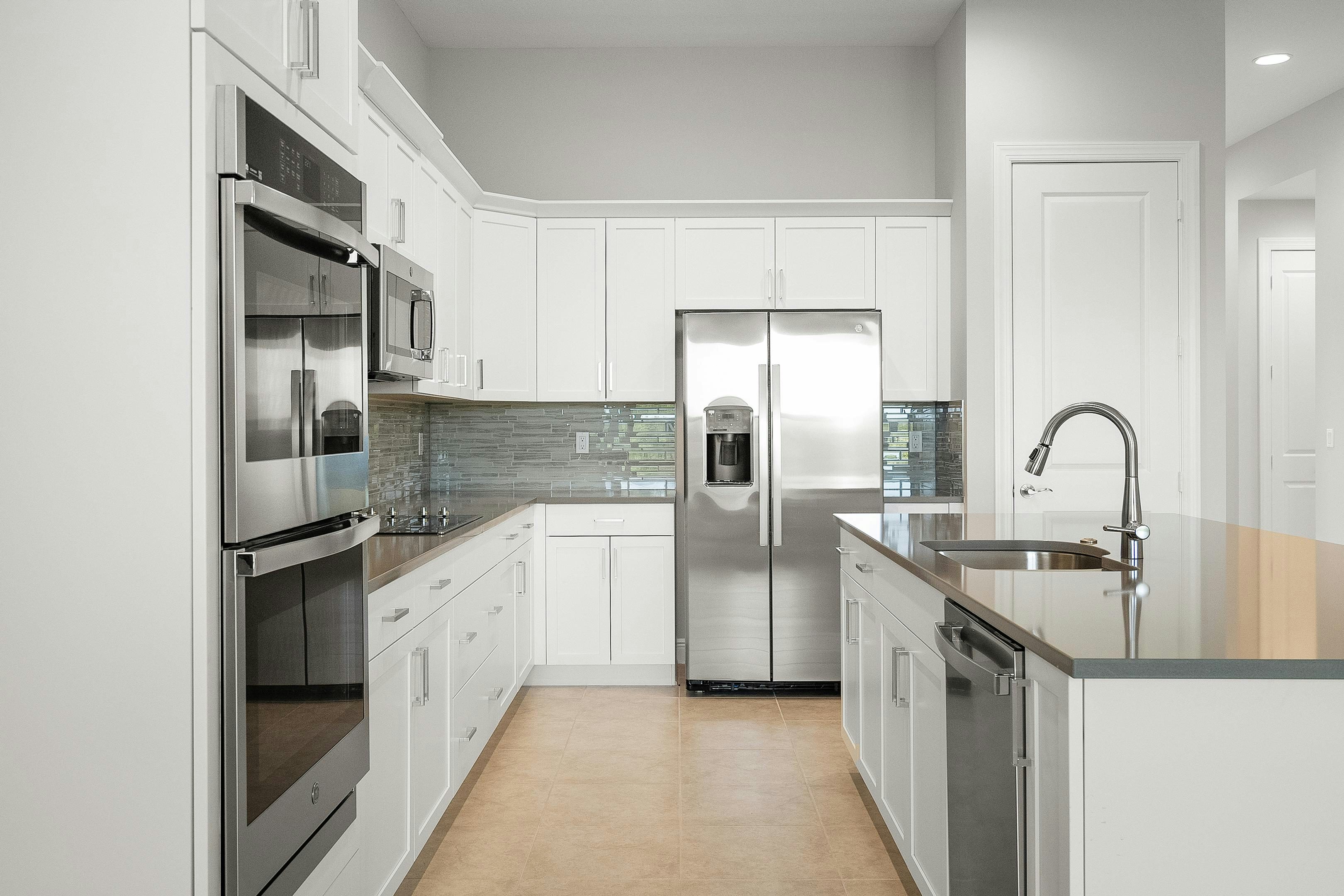 Kitchen | 12507 SW Sunrise Lake Terrace