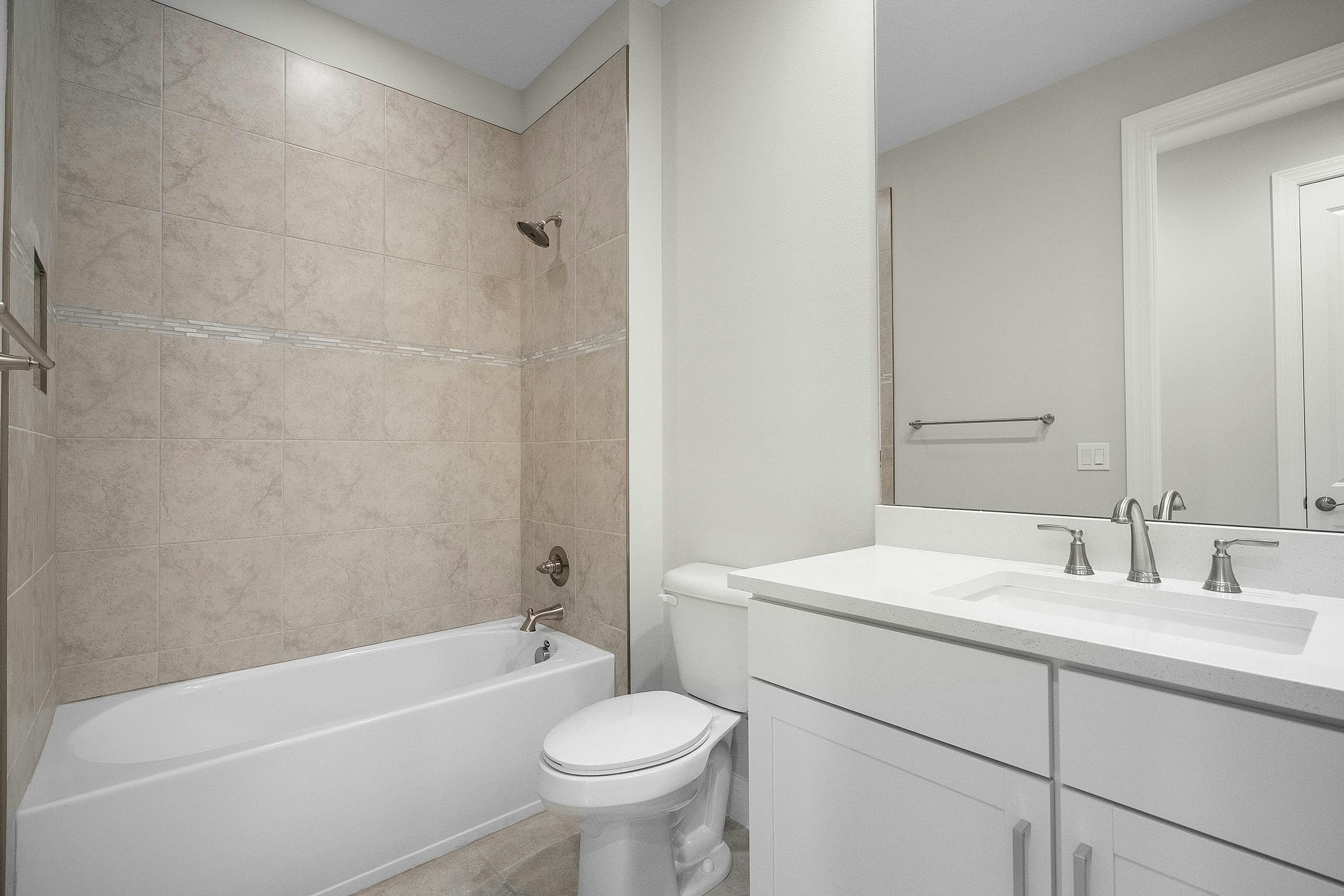 Secondary Bath | 12507 SW Sunrise Lake Terrace