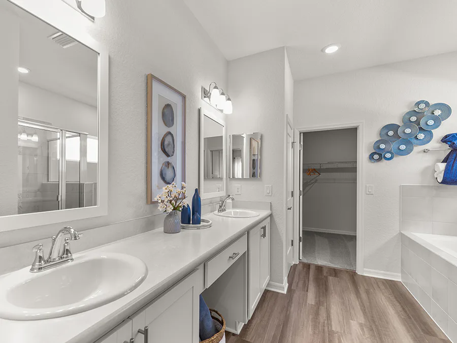 Spa-like en-suite bath in a new home in Wildwood, FL by Highland Homes