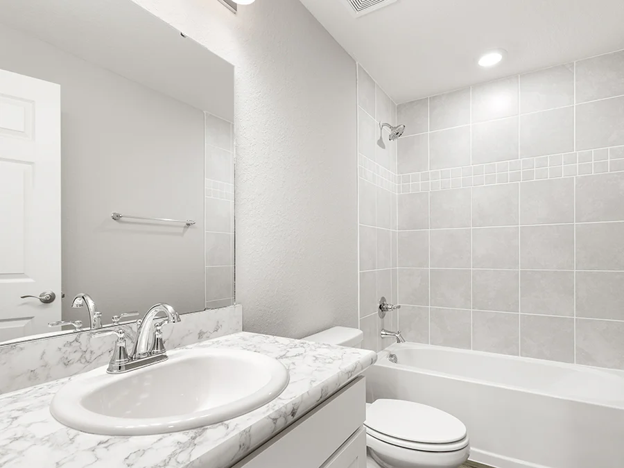 Room Amaryllis - Hall Bath Page