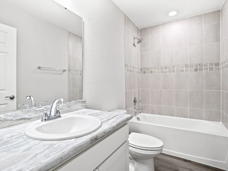 Room Amaryllis - Hall Bath Page