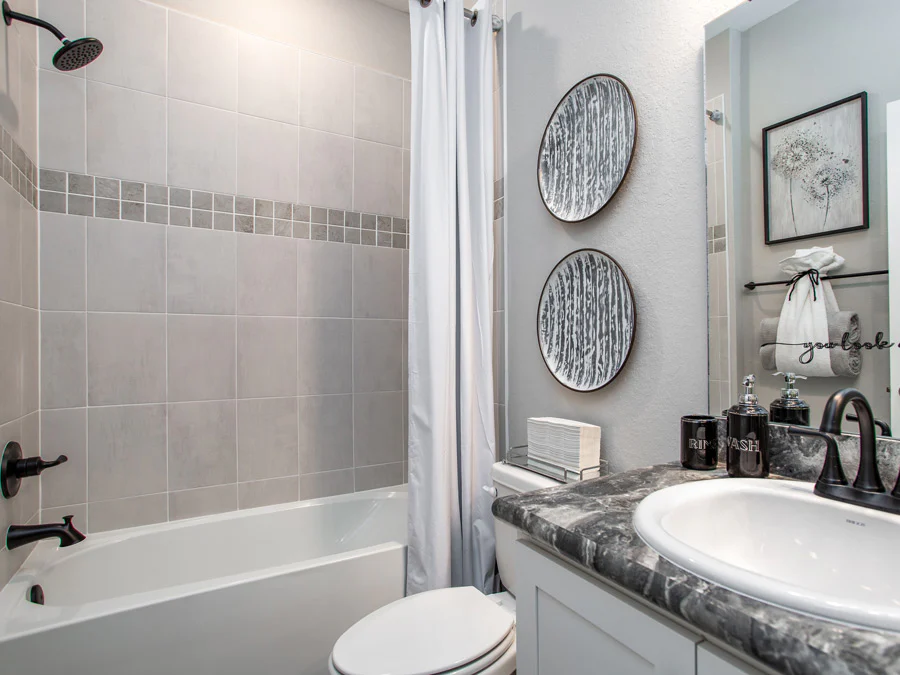 Room Summerlyn II - Hall Bath Page