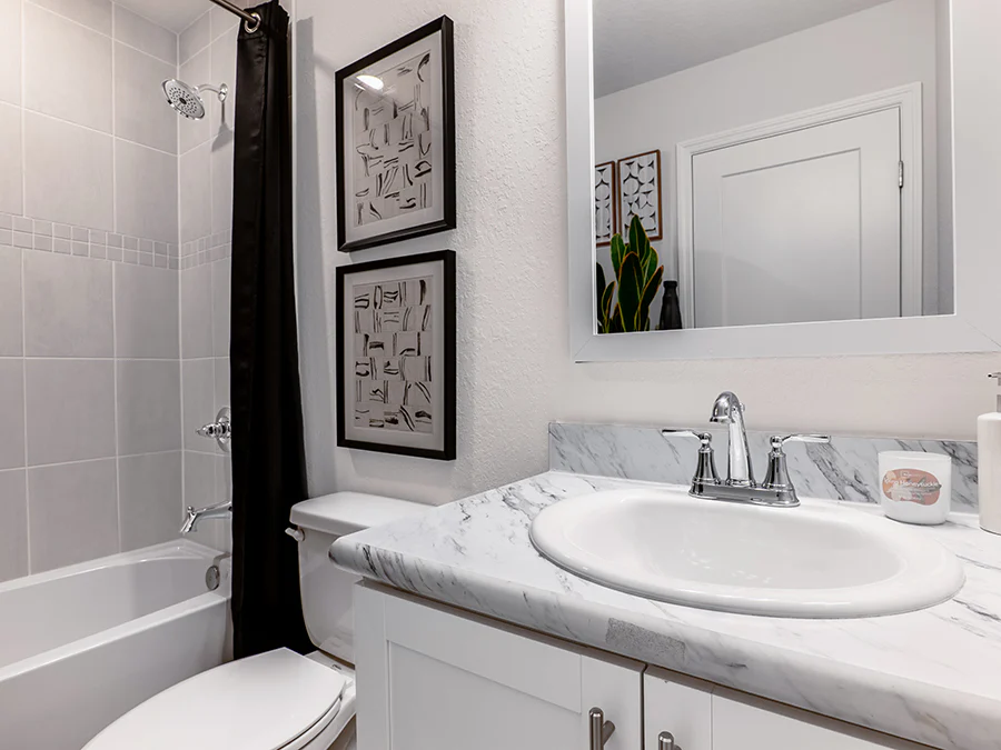 Room Daisy-Hall Bath Page