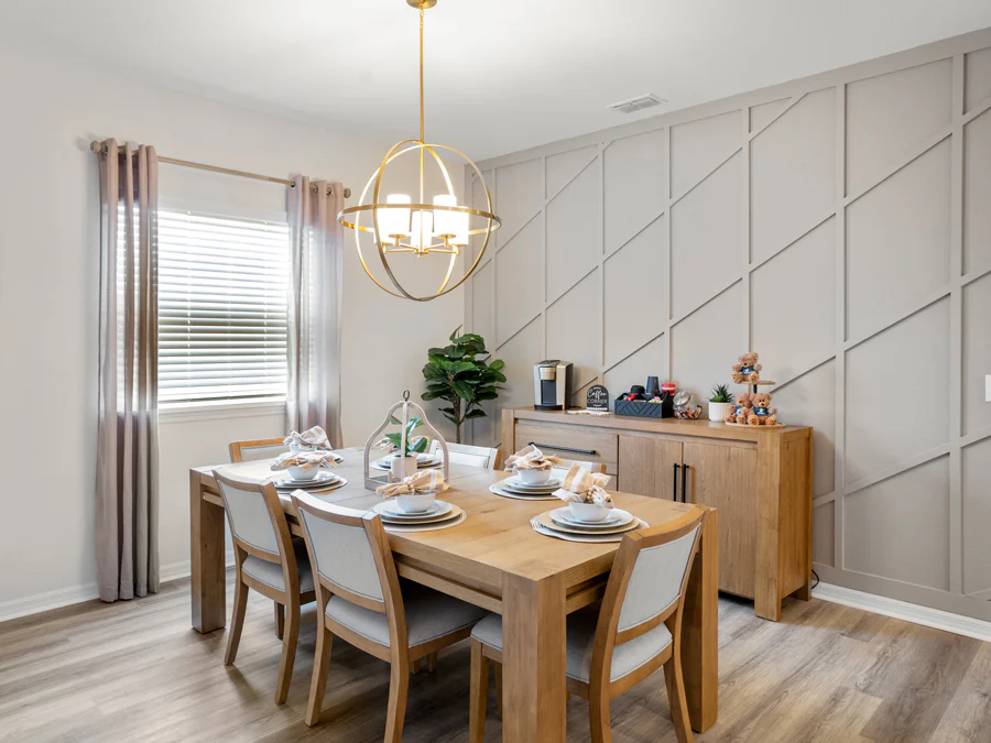 Room Summerlyn II - Dining Room Page