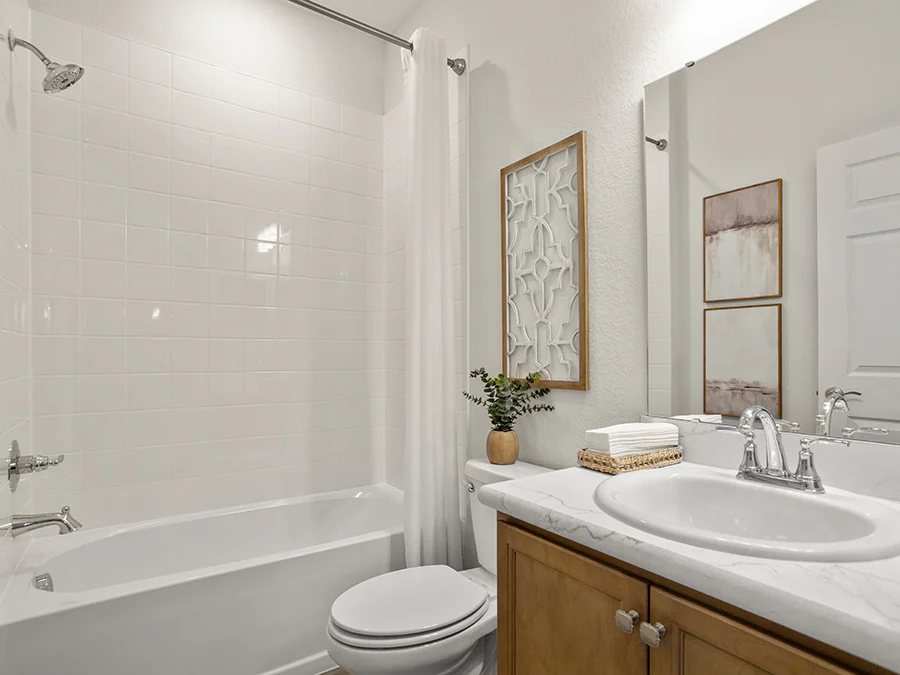 Room Summerlyn II - Hall Bath Page