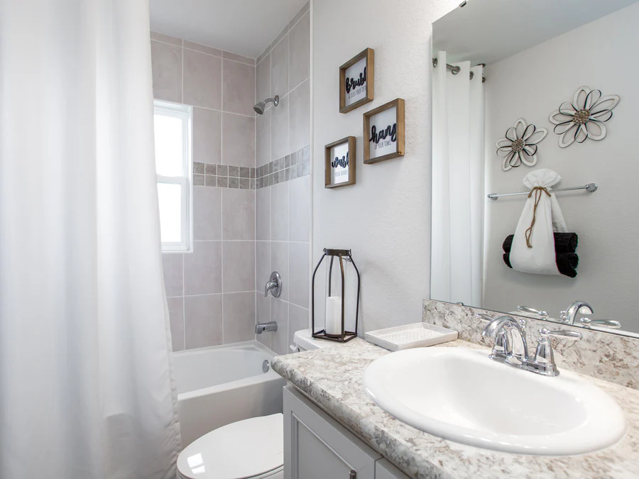 Room Raychel - Hall Bath Page