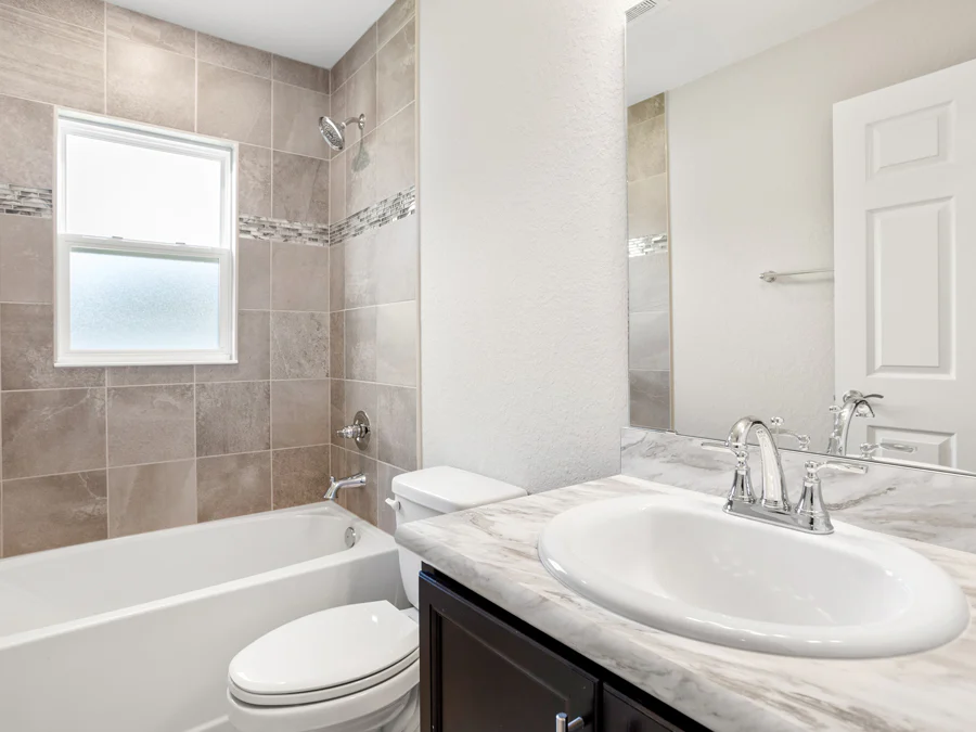Room Ryleigh - Hall Bath Page