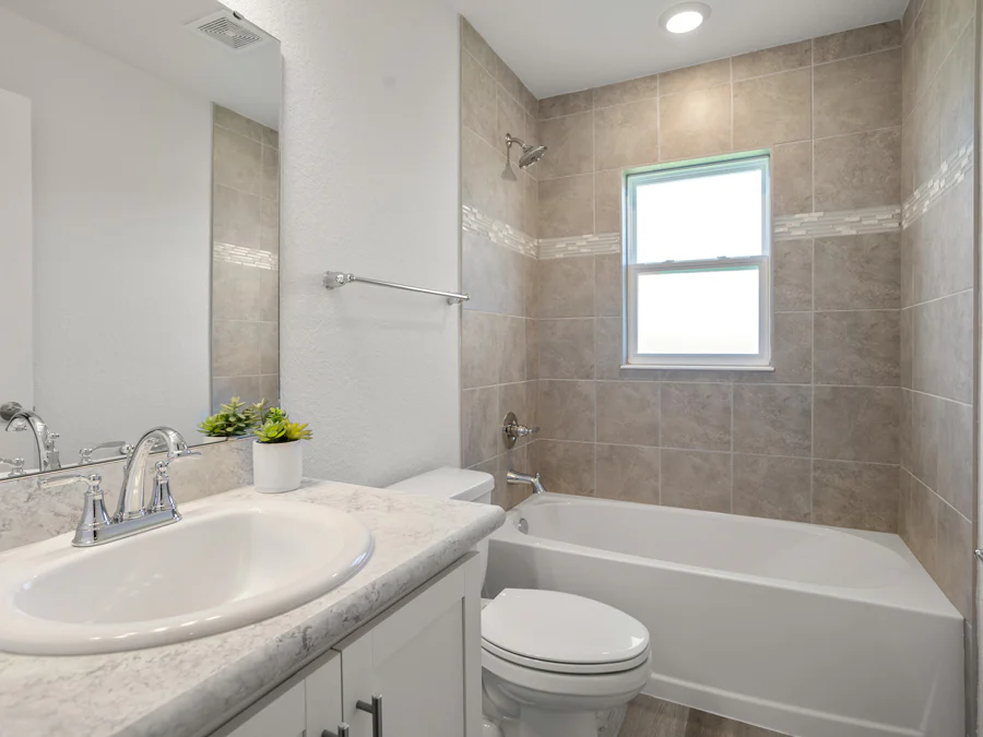 Room Ryleigh - Hall Bath Page
