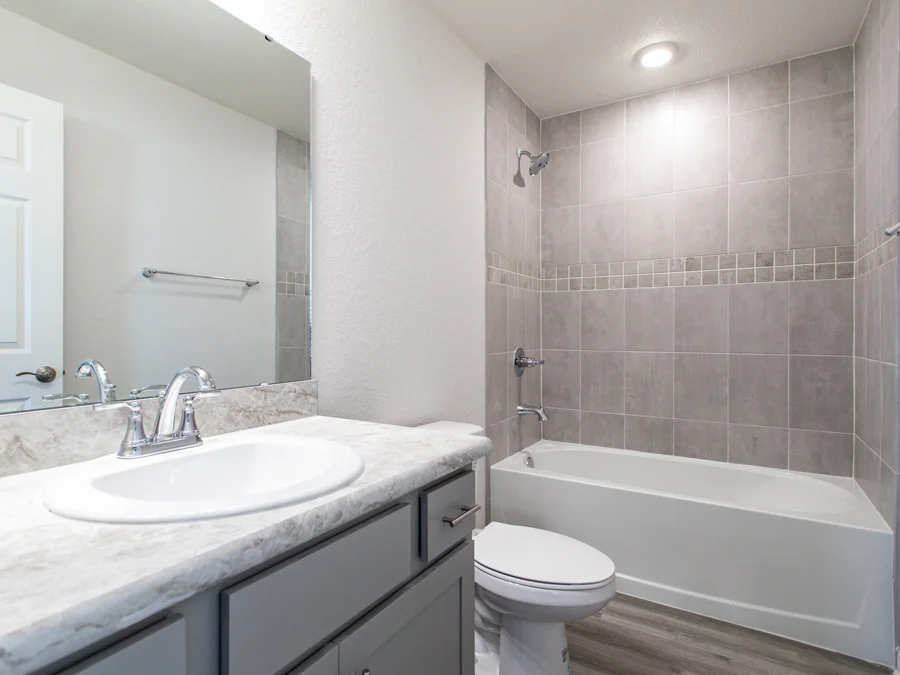 Room Amaryllis - Hall Bath Page