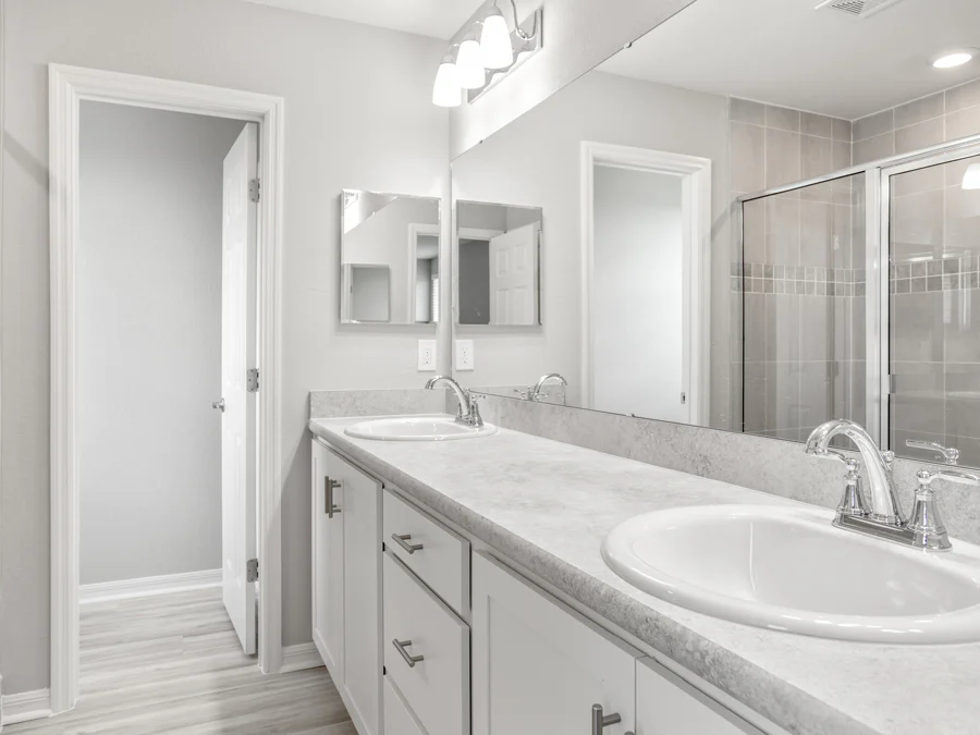 Room Blakely - Owner's Bath Page